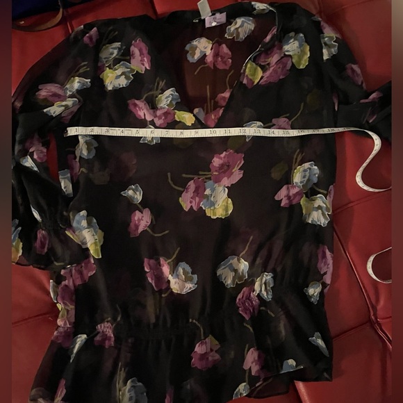 Gorgeous semi-sheer floral blouse - Picture 6 of 8